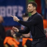 Liverpool har længe været nævnt som en mulig destination for Xabi Alonso, men meget tyder nu på, at den spanske træner tager til London.