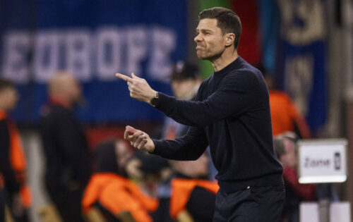 Liverpool har længe været nævnt som en mulig destination for Xabi Alonso, men meget tyder nu på, at den spanske træner tager til London.