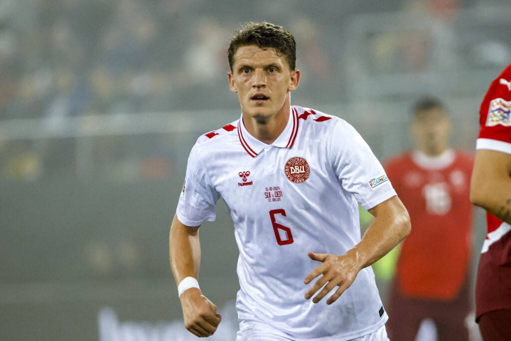 Jens Stage er tilbage i landsholdslejren efter endnu en stærk sæson i Bundesligaen, hvor han nu forholder sig til en shitstorm.
