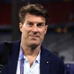 Michael Laudrup forholder sig til en af stjernerne i kampen mellem Arsenal og Atlético Madrid i Champions League.
