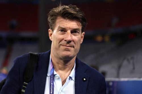 Michael Laudrup forholder sig til en af stjernerne i kampen mellem Arsenal og Atlético Madrid i Champions League.