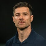 Xabi Alonso er i dialog om jobbet.