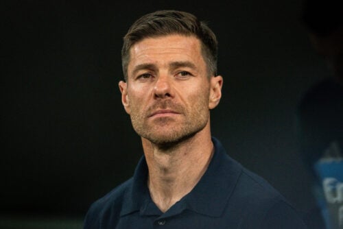 Xabi Alonso er i dialog om jobbet.