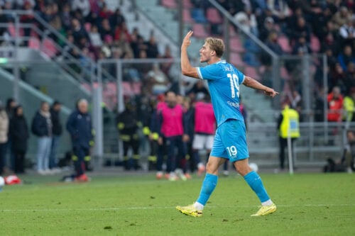 Drama og succes kolliderer i Napoli, hvilket Rasmus Højlund nu forholder sig til i et opsigtsvækkende interview.