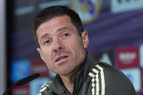 Xabi Alonso spøger i Chelsea.