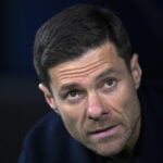 Xabi Alonso lander angiveligt en aftale med Chelsea.