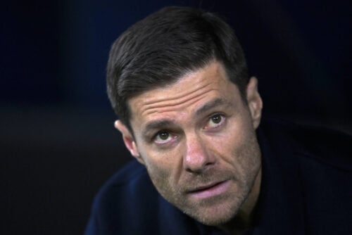 Xabi Alonso lander angiveligt en aftale med Chelsea.