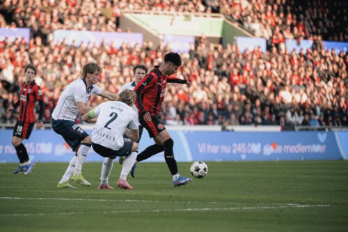 AGF kan søndag løbe med det danske mesterskab, hvis de vinder i Brøndby, mens FCM smider point mod FC Nordsjælland.