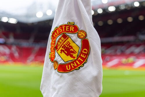 Et tilsyneladende harmløst tv-indslag har udviklet sig uheldigt for en Manchester United-legende, som blevet kørt på hospitalet.