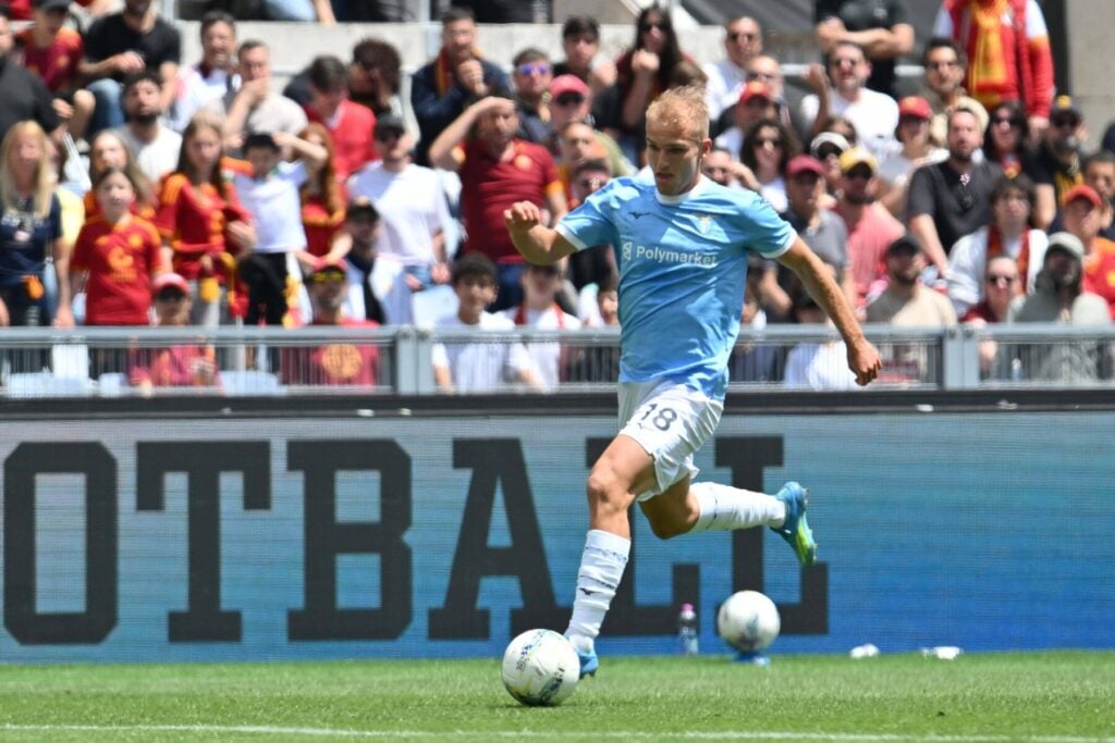 Usikkerheden omkring Gustav Isaksen i Lazio fortsætter, men de seneste meldinger fra Italien peger i to forskellige retninger.