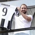 Gonzalo Higuaín ser anderledes ud i dag.
