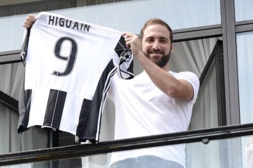 Gonzalo Higuaín ser anderledes ud i dag.