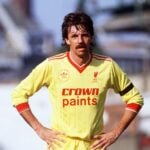 Her ses Mark Lawrenson spille for Liverpool.