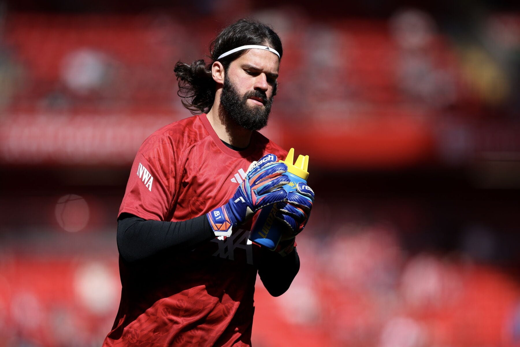 Alisson er en af de spillere, der skal væk fra Liverpool, lyder det.