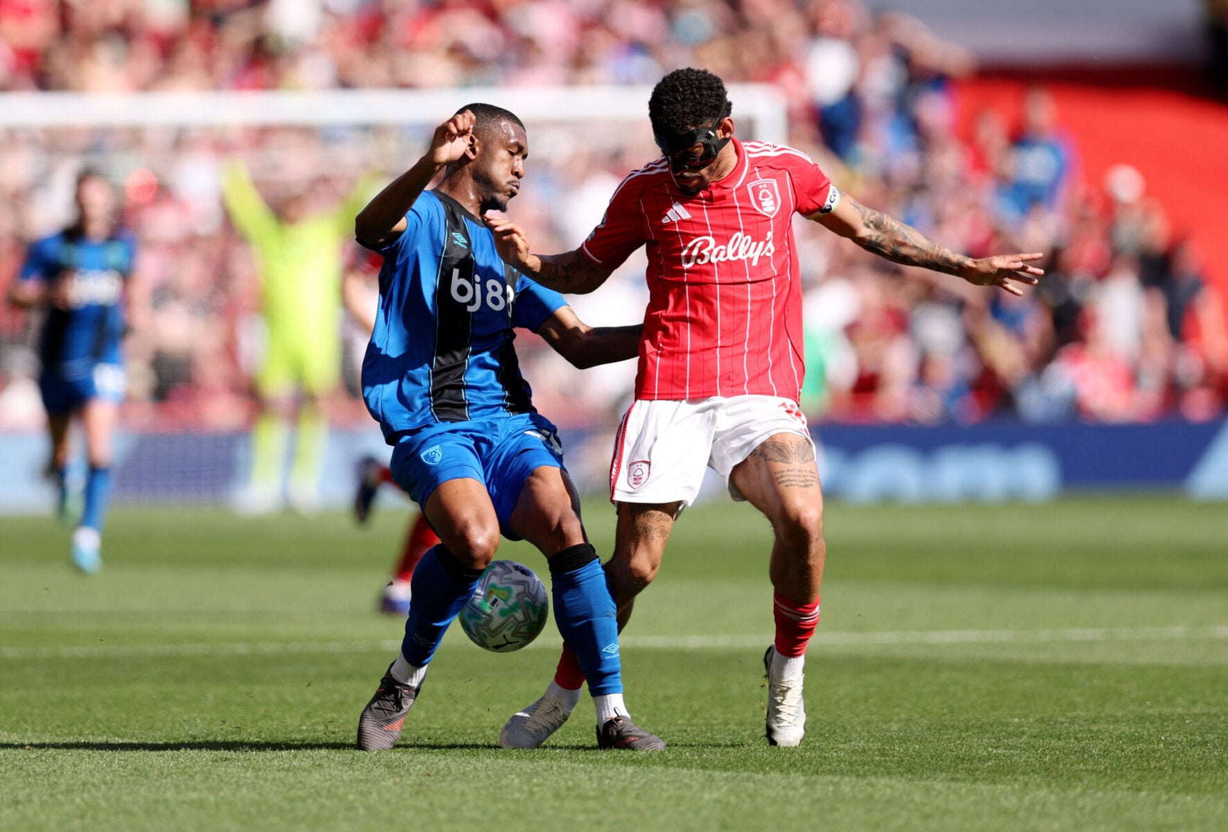 Bournemouths Eli Junior Kroupi i kamp om bolden med Morgan Gibbs-White fra Nottingham Forest.
