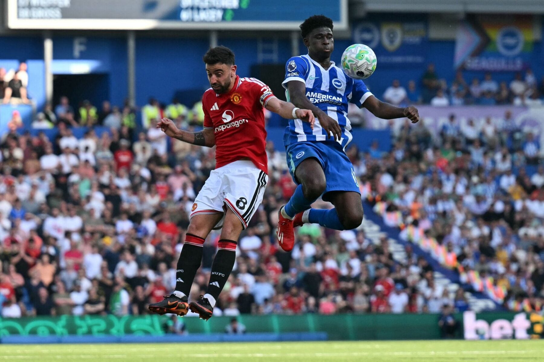 Carlos Baleba ses her i aktion mod netop Manchester United, hvor han er i luftduel med Bruno Fernandes.