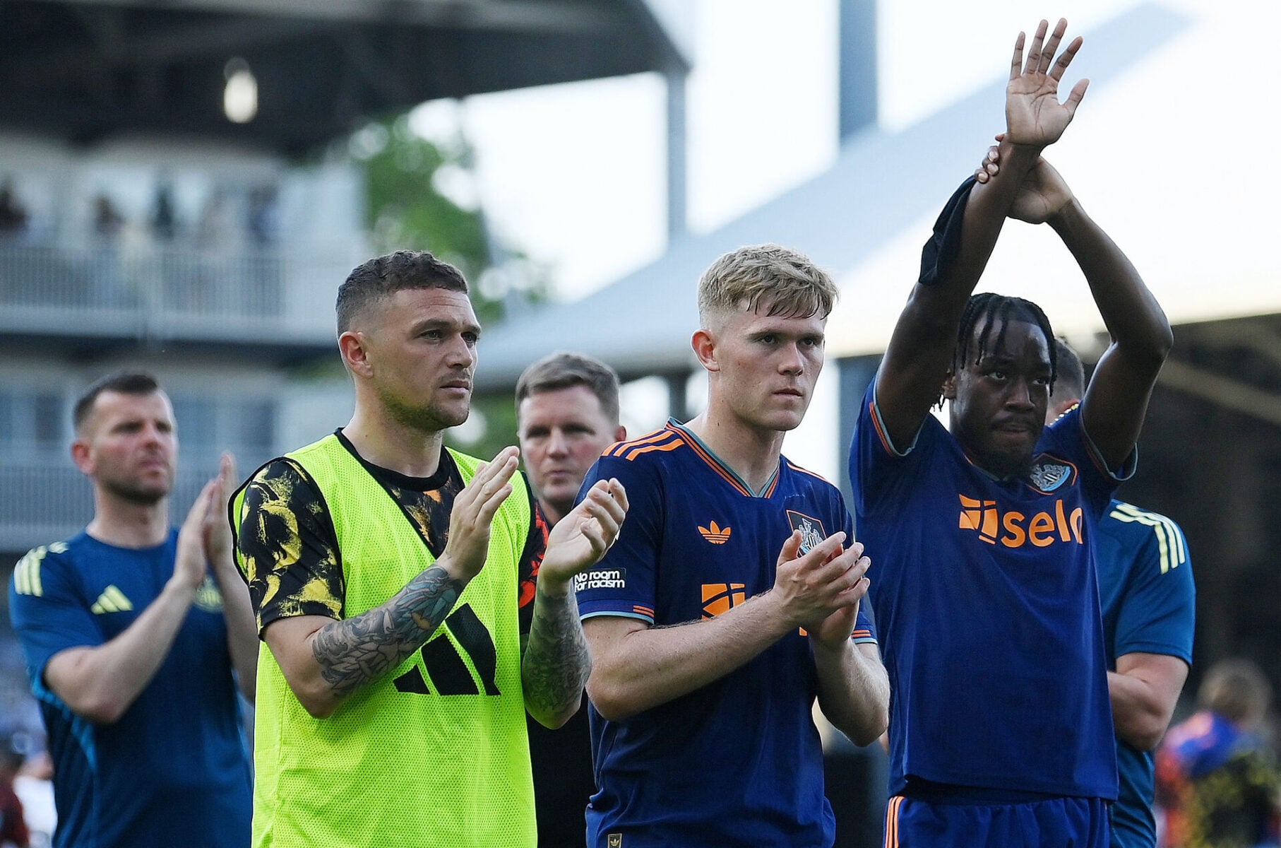 Lewis Hall (i midten) er en af flere spillere, der er på blokken hos Manchester United.