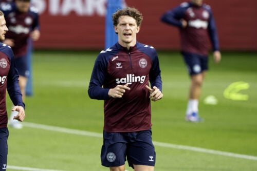 Der er lagt op til et markant karriereskifte for den 29-årige danske midtbanemotor Jens Stage, men nu er et problem opstået.