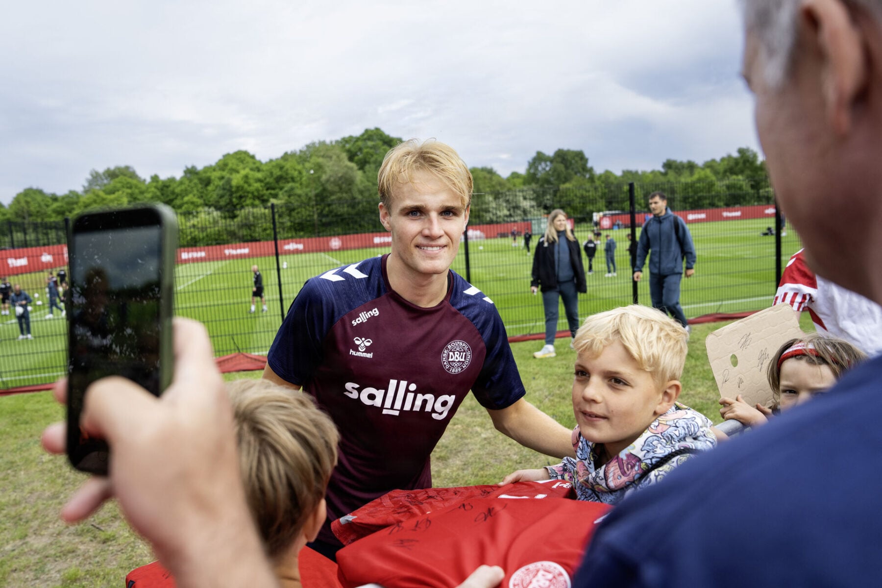 Victor Froholdt stiller op til autografer og billeder - Fodboldlandsholdet er samlet og træner i Helsingør søndag den 31. maj 2026.