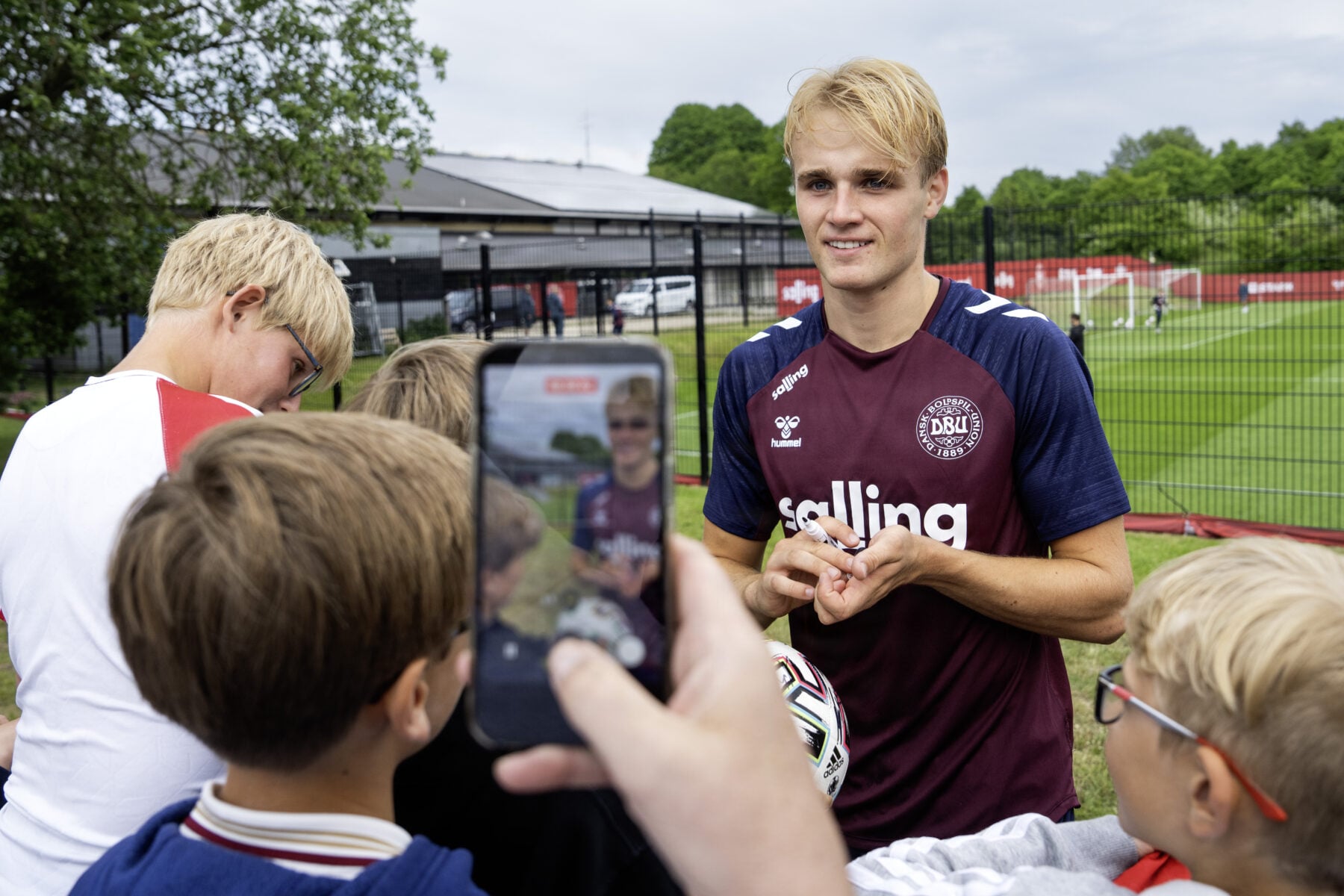 Den danske komet i form af Victor Froholdt kan snart få svært ved at finde plads til flere individuelle hædersbevisninger.