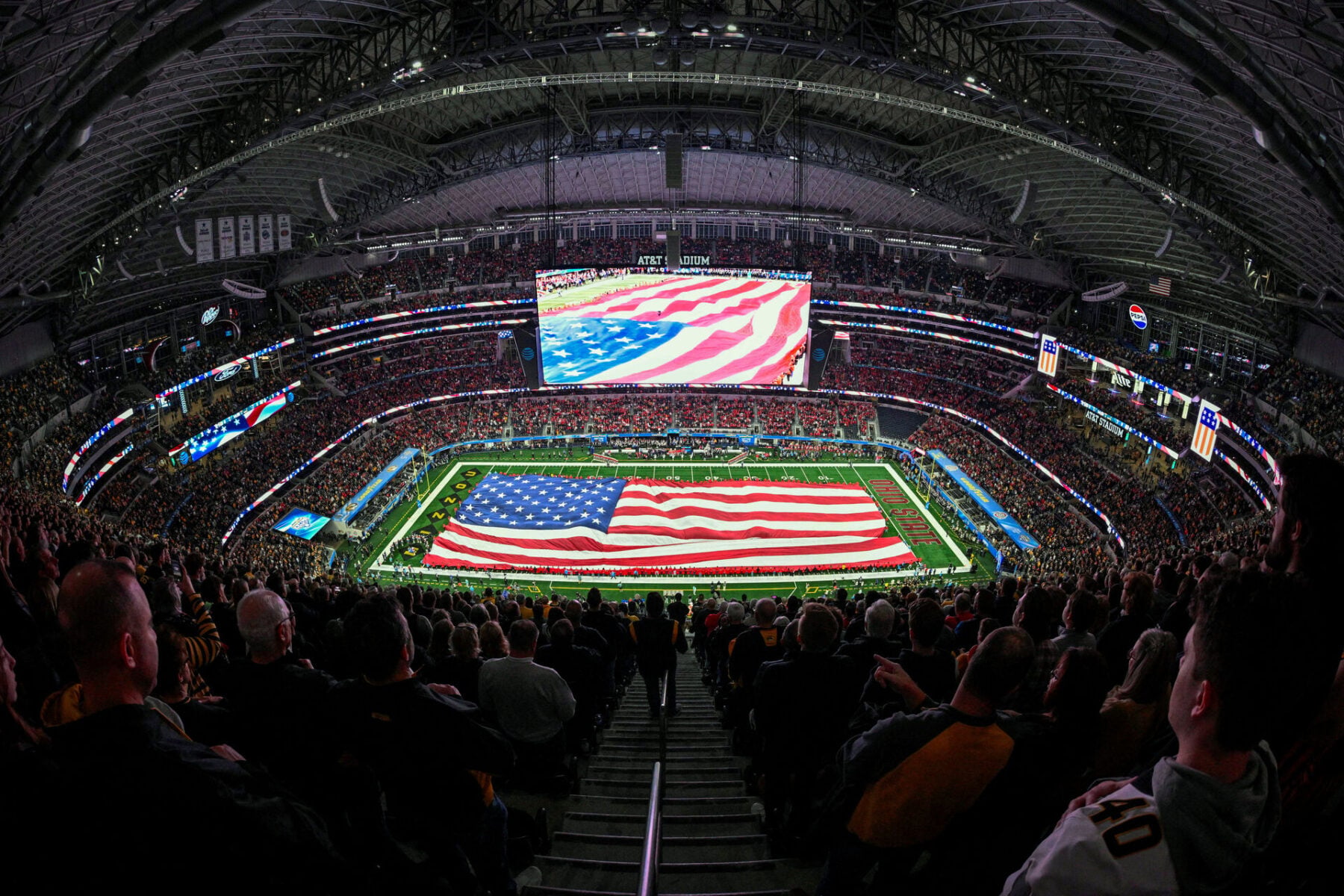 AT&T Stadium i Dallas er det største stadion ved VM i 2026. Her kan der være 94.000 tilskuere. Det er dog stærkt tvivlsomt, at stadionet, der blandt andet kommer til at danne rammen om den ene af to semifinaler, bliver fyldt til bristepunktet undervejs i turneringen. Høje billetpriser kan ende med at ramme FIFA som en boomerang.