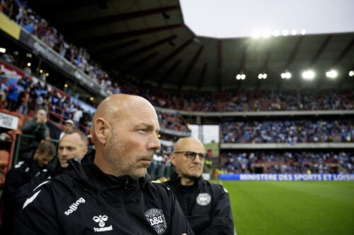 Brian Riemer er under massivt pres af den danske fodbolddomstol. Nu kan landstræneren snart være færdig, mener ekspert.