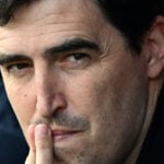 Andoni Iraola har overtaget cheftrænersædet i Liverpool efter en skuffende sæson under Arne Slot. Nu arbejdes der på første transfer.