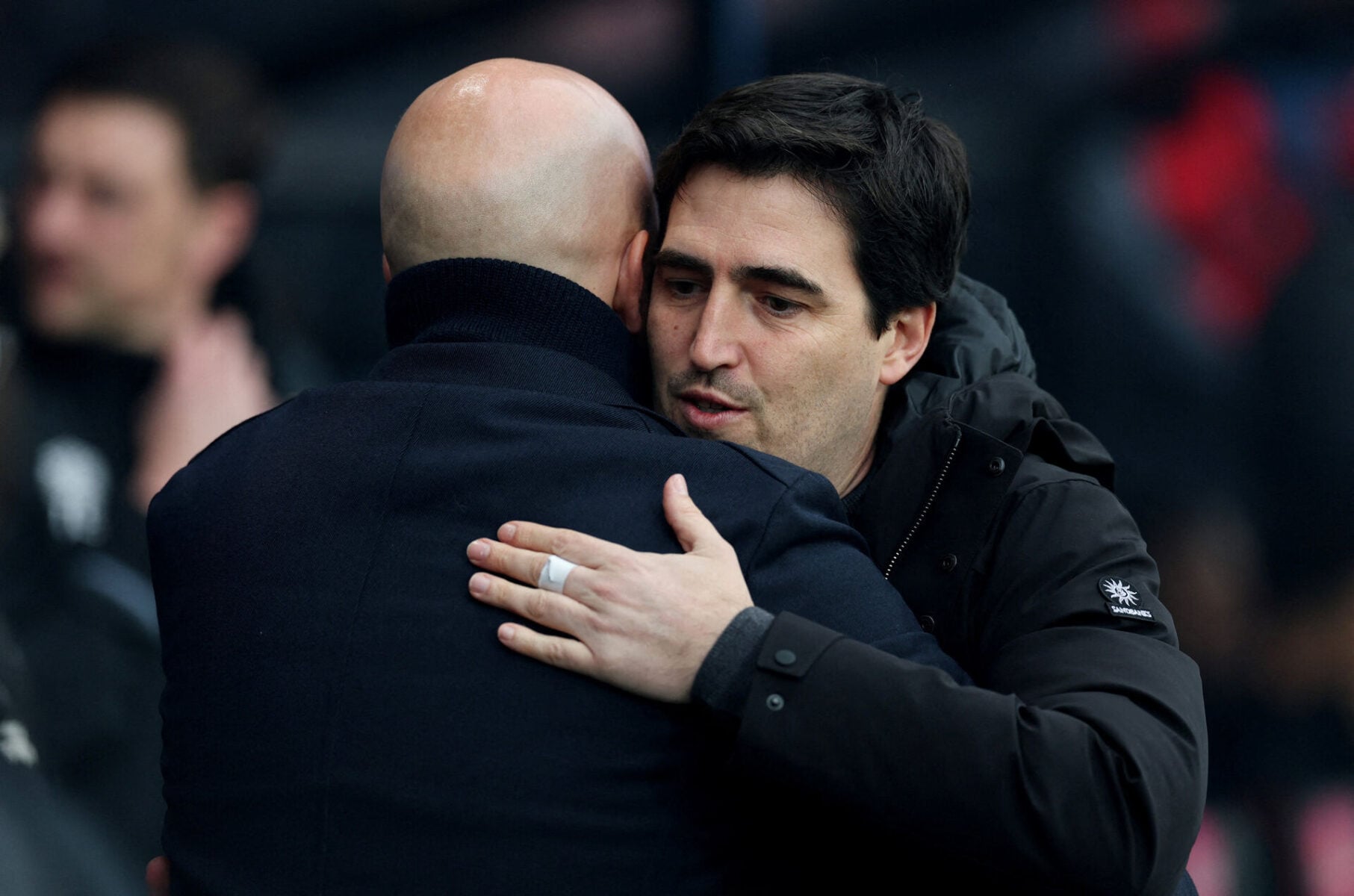 Andoni Iraola omfavner en Pep Guardiola-lignende skikkelse.