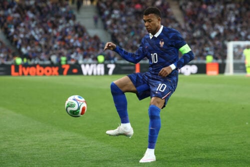 Kylian Mbappé er igen centrum for massive spekulationer, men nu træffer Real Madrid en altafgørende beslutning om den franske stjerne.