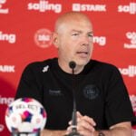 Mick Øgendahls markante kritik af Brian Riemer har skabt stor opmærksomhed og sat gang i debatten blandt danske fodboldfans.