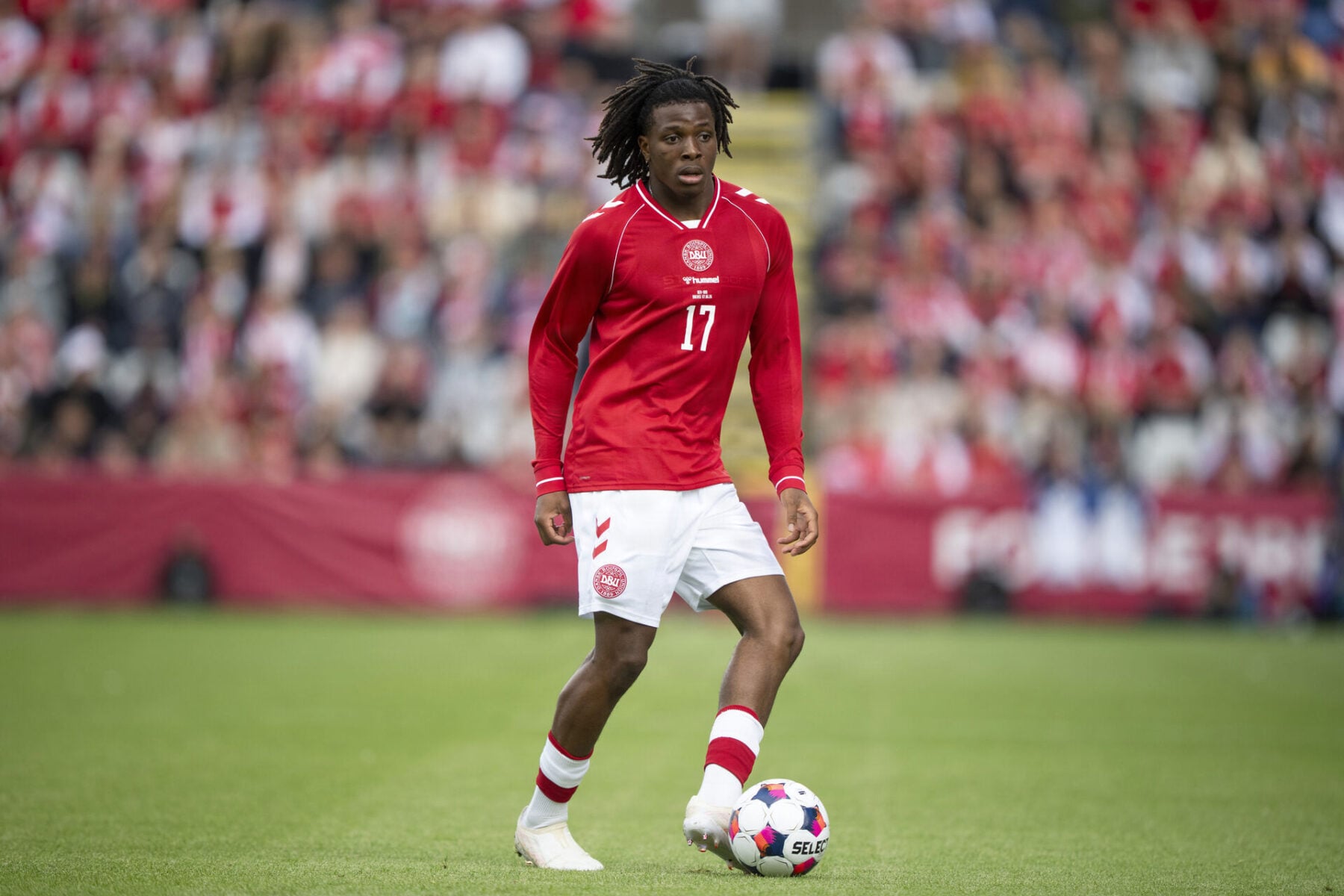 Hvis ledelsen i Manchester United får sin vilje, kan danske Patrick Dorgu se frem til mere konkurrence.