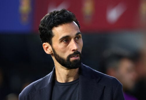 Alvaro Arbeloa er færdig som cheftræner i Real Madrid, men nu bringes han i spil til et ledigt trænersæde hos en Premier League-klub.
