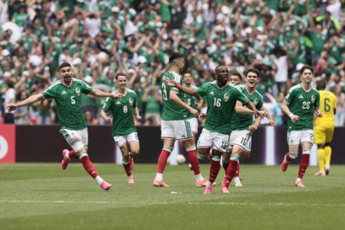 VM 2026 fik en intens og begivenhedsrig åbning, da Mexico sikrede sig en sikker 2-0-sejr over Sydafrika på hjemmebanen i Mexico City.