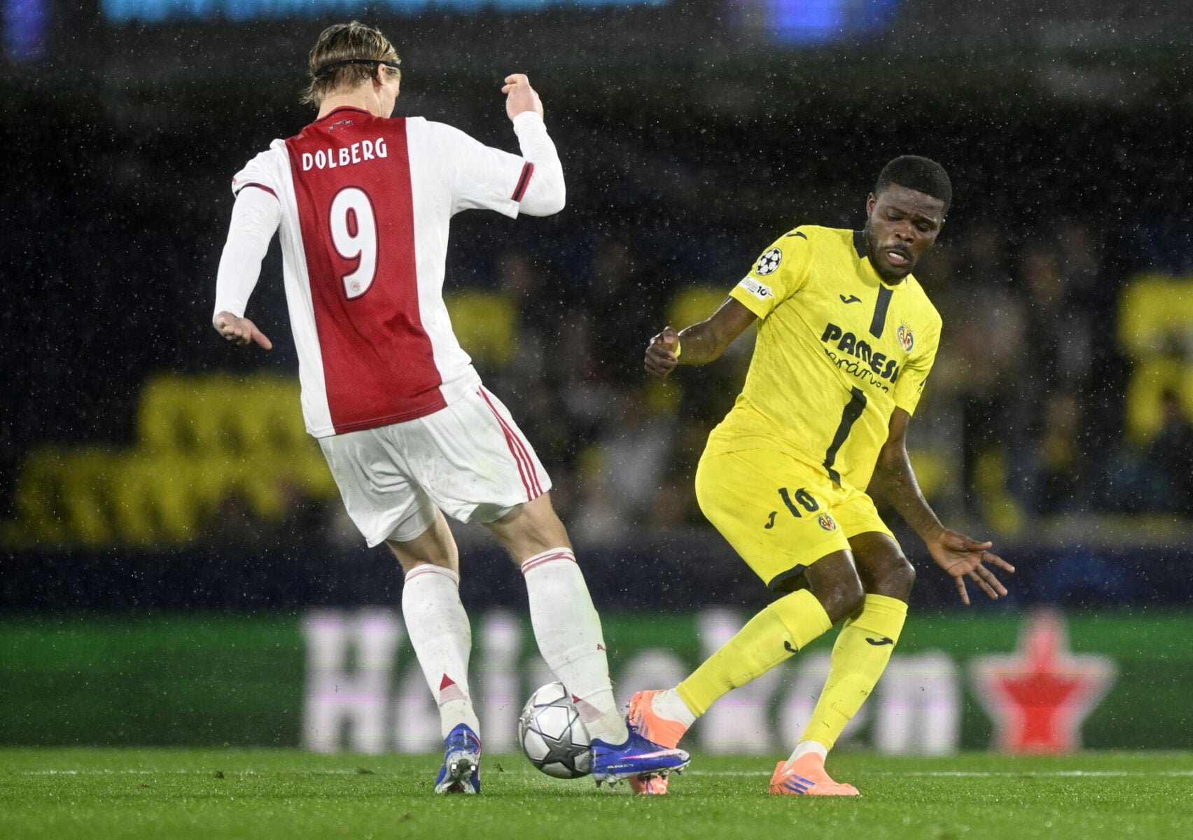 Kasper Dolberg i kamp om bolden med Thomas Partey fra Villarreal.