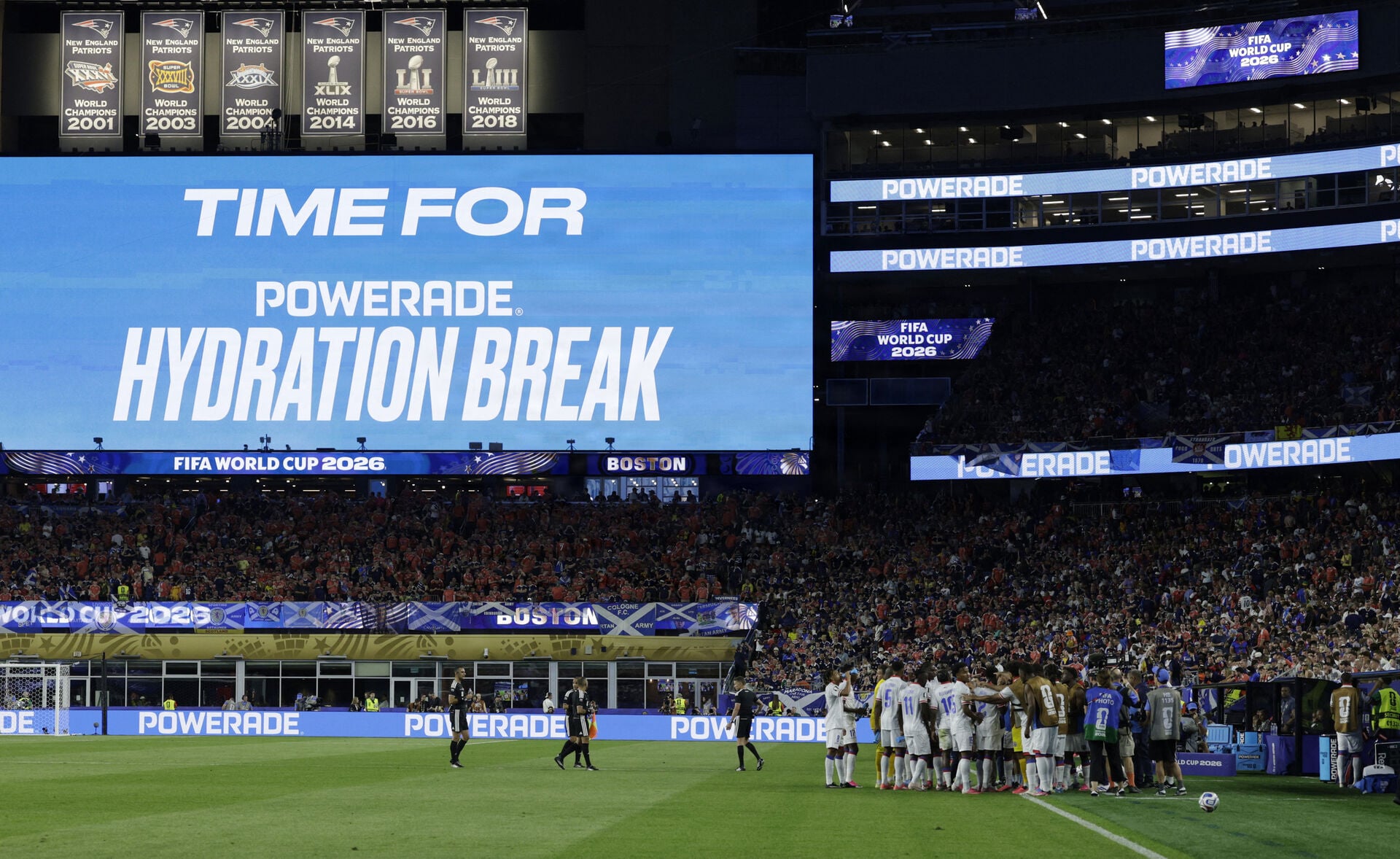 Der er stor kritik af de såkaldte hydration breaks, som FIFA har indført ved denne sommers VM-slutrunde. Kritikere mener, at det i langt højere grad er et kommercielt greb end hensyn til spillernes ve og vel.