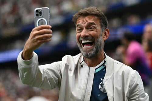 Jürgen Klopp ryster på hovedet.