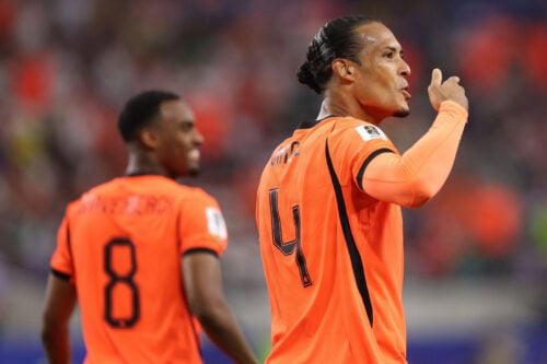Virgil van Dijk må lægge ryg til massiv kritik fra den hollandske legende Rafael van der Vaart, der langer ud efter Liverpool-stjernen.