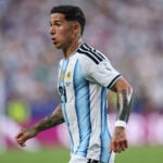 Det koger på det europæiske transfermarked, hvor Chelseas Enzo Fernández nu nærmer sig et sensationelt klubskifte.
