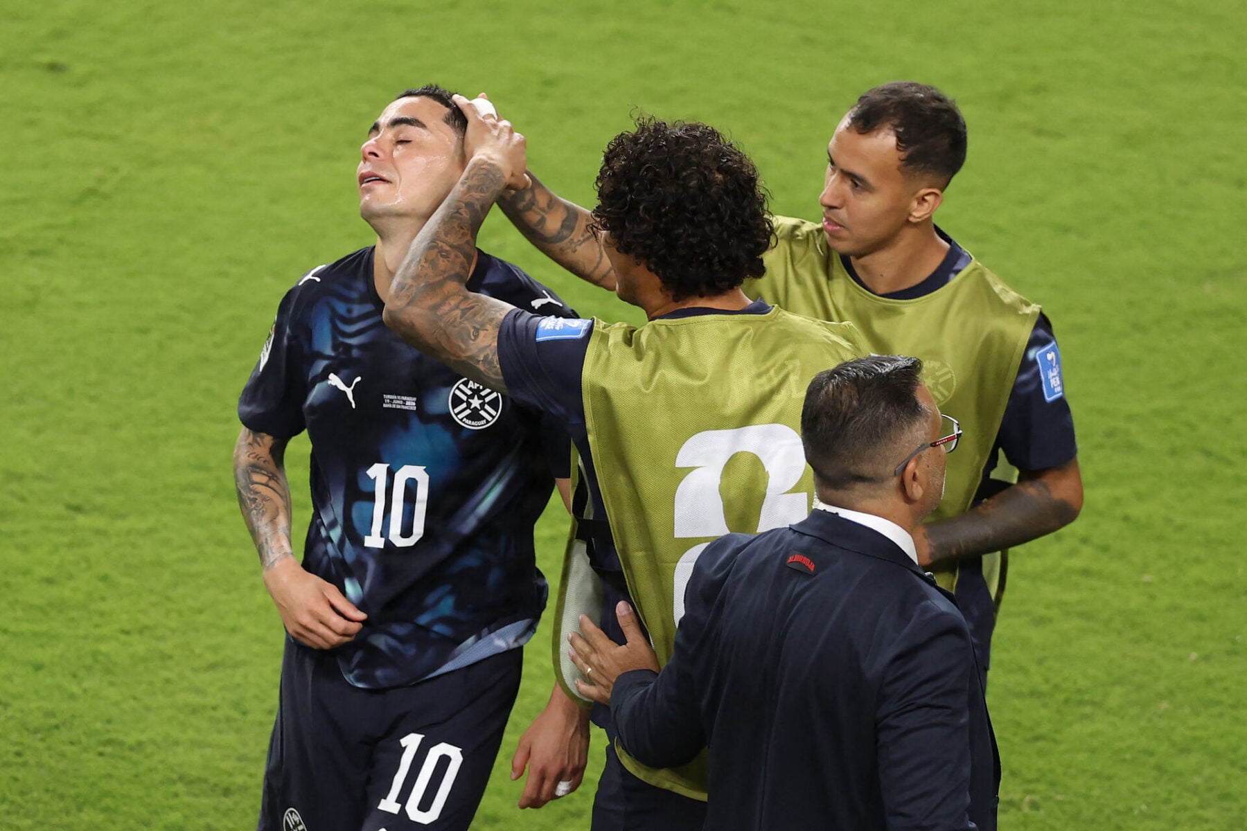 Miguel Almiron var grædefærdig, da han blev udvist. Men Jude Bellingham fik lov til at blive på banen. 