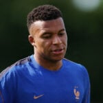 Kylian Mbappé åbner døren på klem.