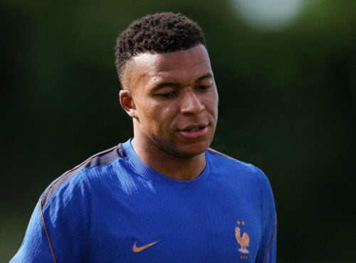 Kylian Mbappé åbner døren på klem.