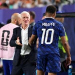 Frankrig må undvære landstræner Didier Deschamps på sidelinjen i den afgørende VM-gruppekamp mod Norge fredag aften.