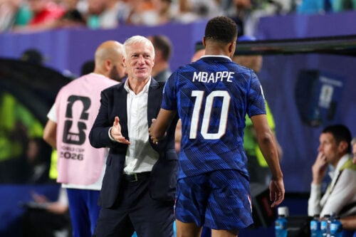 Frankrig må undvære landstræner Didier Deschamps på sidelinjen i den afgørende VM-gruppekamp mod Norge fredag aften.