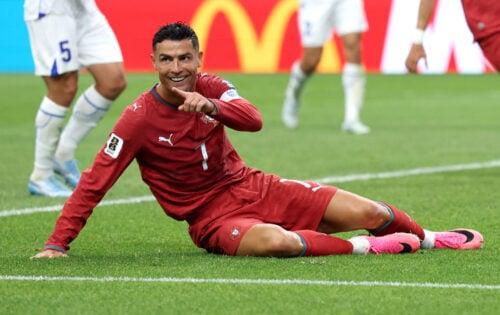 Cristiano Ronaldo stjal igen overskrifterne på den største scene af dem alle, da Portugal tirsdag aften knuste Usbekistan 5-0 ved VM-slutrunden.