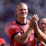 Erling Haaland fortsætter med at stjæle overskrifter ved VM, mens nye transferhistorier dukker op om den norske superstjerne.