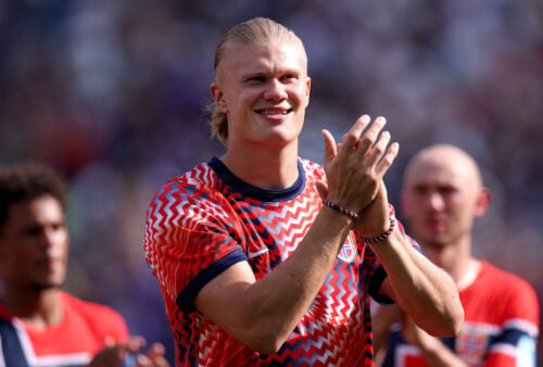 Erling Haaland fortsætter med at stjæle overskrifter ved VM, mens nye transferhistorier dukker op om den norske superstjerne.