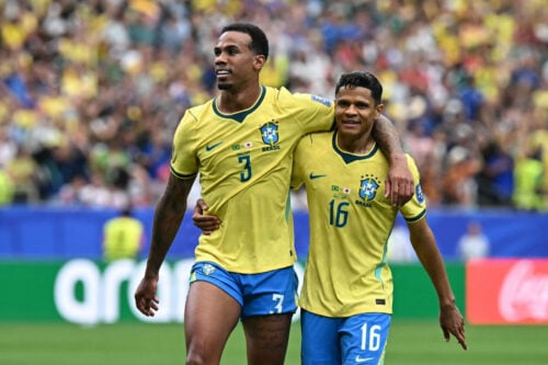 Gabriel Magalhães leverede en stærk præstation, da Brasilien spillede sig videre til VM's ottendedelsfinaler med en 2-1-sejr over Japan.
