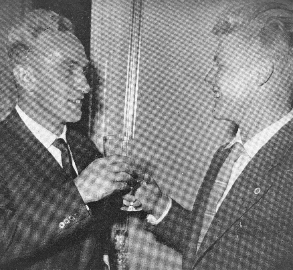 Ove Andersen sammen med Englands berømte Billy Wright.