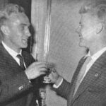 Ove Andersen sammen med Englands berømte Billy Wright.