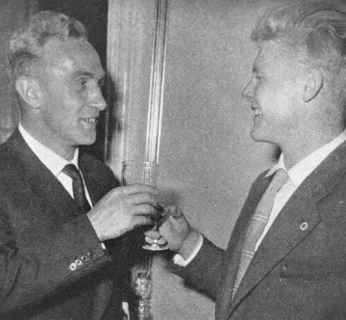 Ove Andersen sammen med Englands berømte Billy Wright.